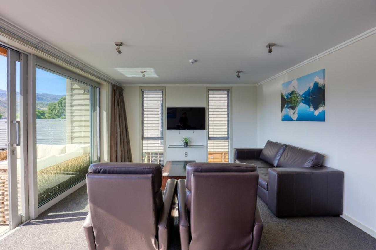 Marsden Lake Resort Central Otago Cromwell Kültér fotó A living room in a typical apartment at the hotel