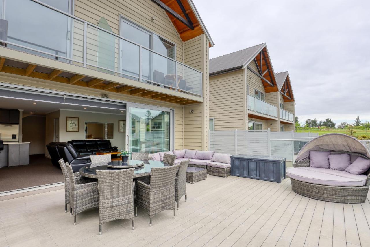Marsden Lake Resort Central Otago Cromwell Kültér fotó A composite wood deck