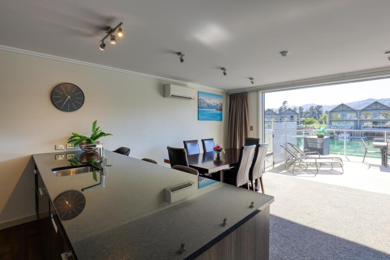 Marsden Lake Resort Central Otago Cromwell Kültér fotó A kitchen in a modern apartment