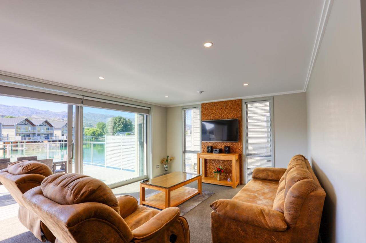 Marsden Lake Resort Central Otago Cromwell Kültér fotó A living room in a typical apartment at the hotel