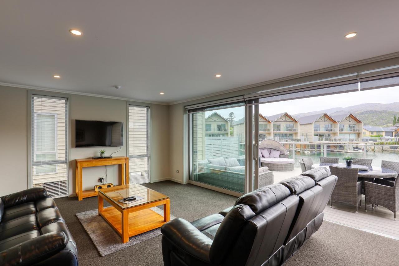 Marsden Lake Resort Central Otago Cromwell Kültér fotó Living room with sliding doors