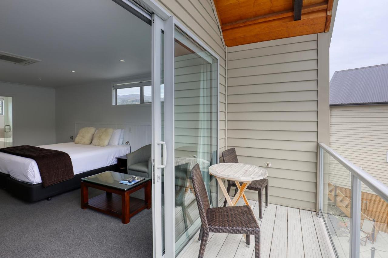 Marsden Lake Resort Central Otago Cromwell Kültér fotó A balcony in a hotel room