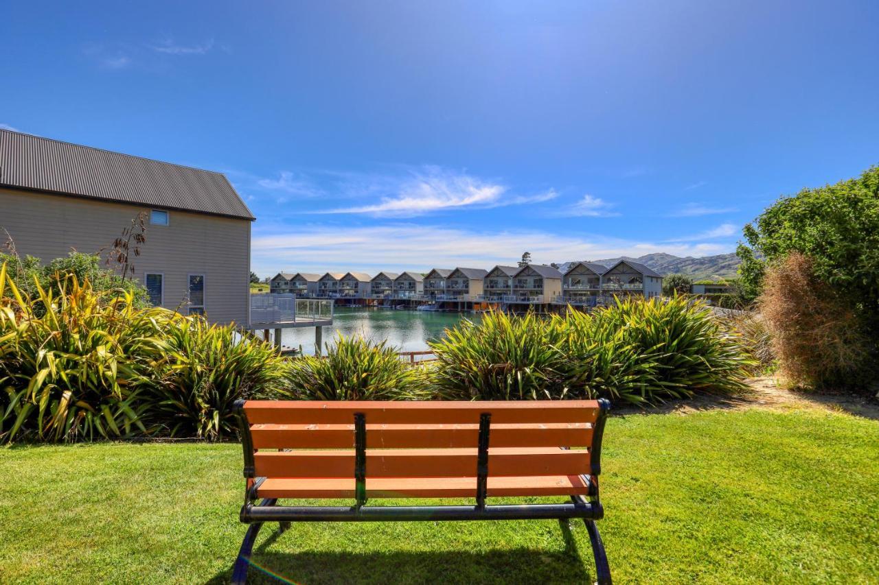 Marsden Lake Resort Central Otago Cromwell Kültér fotó A bench at the lake